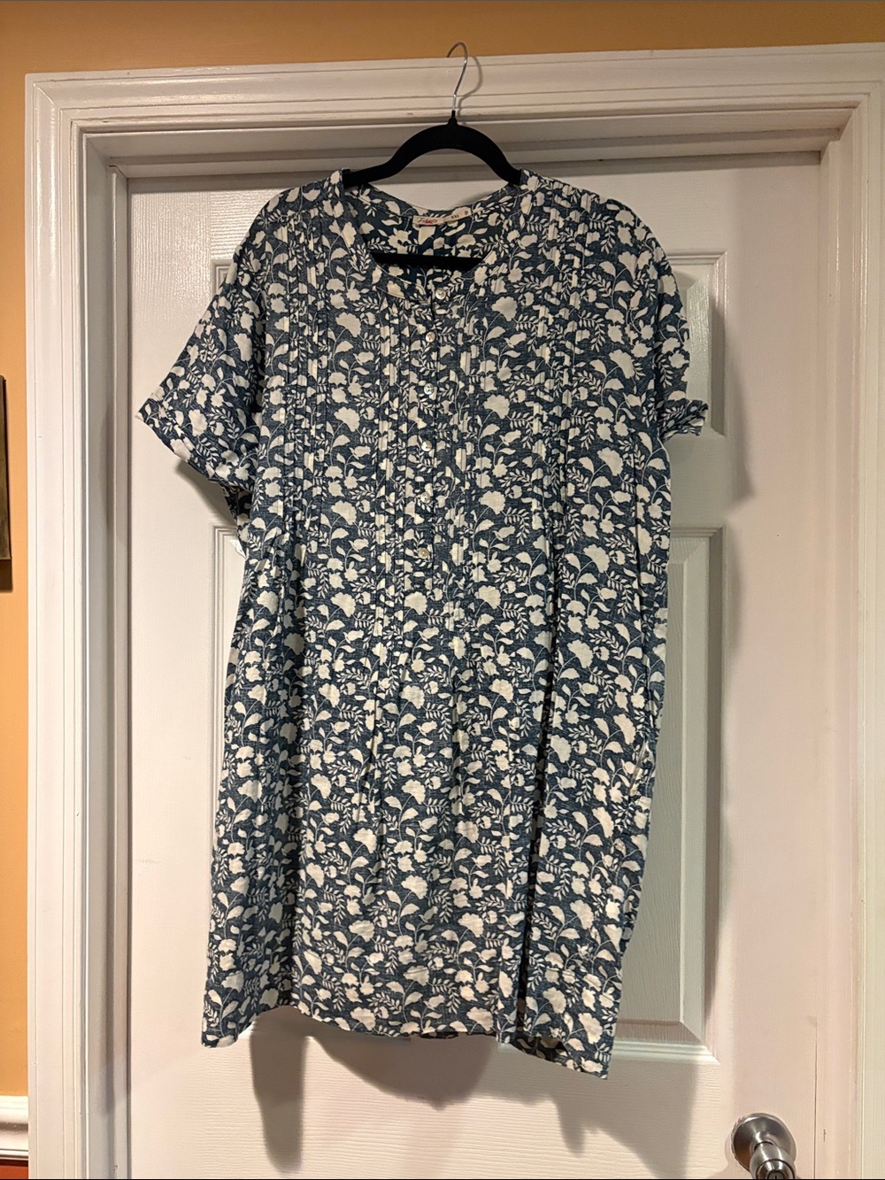 Faherty Women's Short-Sleeve Floral Tee in Blue and White